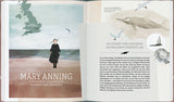 Illustration eines Buchs mit einer Frau am Strand, Vögeln, einem Fischsaurier, einem Segelboot, Muscheln und Text über Lyme Regis.