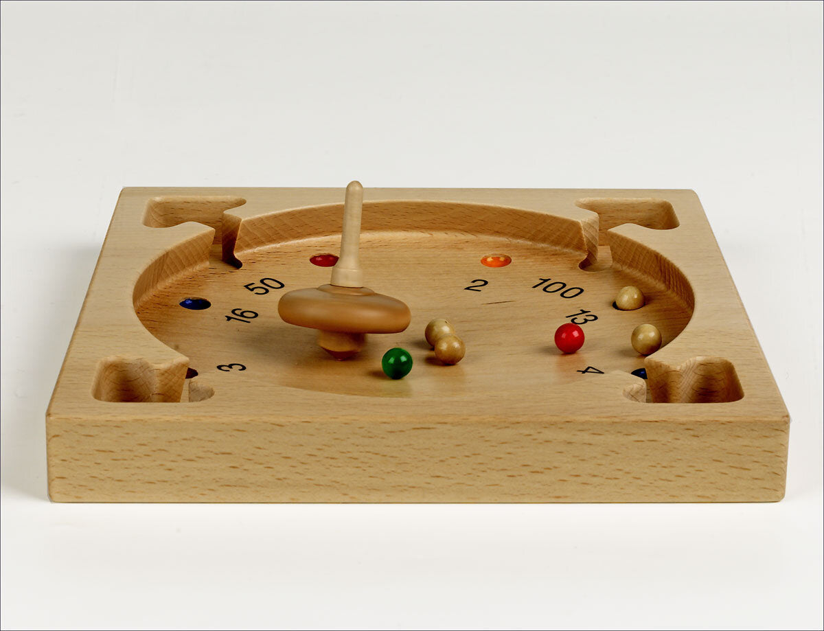 Holzspielzeug mit beweglichem Spinningtop und bunten Kugeln auf einer runden Bahn.