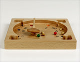 Holzspielzeug mit beweglichem Spinningtop und bunten Kugeln auf einer runden Bahn.