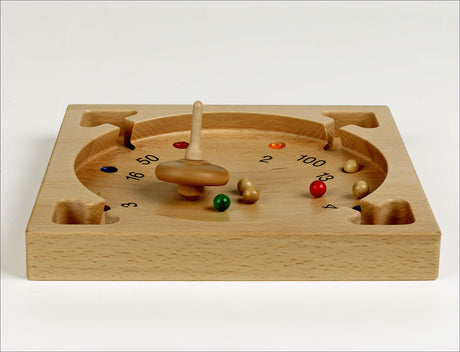 Holzspielzeug mit beweglichem Spinningtop und bunten Kugeln auf einer runden Bahn.