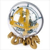 Kugel mit mechanischen Komponenten und goldenen Schlangen-Designs als Standfuß.