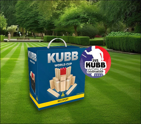 Kubb-Set in blauer Box mit "Kubb World Cup" und "2013" auf grünem Rasen im Park.