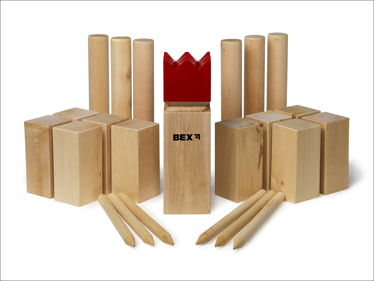 Holzspielzeug mit Blöcken, Stäben und einer roten Zierklemme, auf weißem Hintergrund.