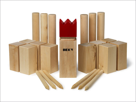 Holzspielzeug mit Blöcken, Stäben und einer roten Zierklemme, auf weißem Hintergrund.