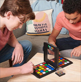 Zwei junge Männer spielen mit einem Rubik's Cube Race Spiel auf einem Tisch.