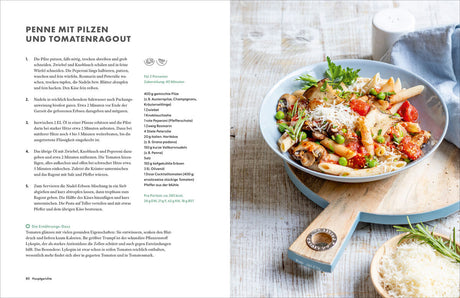 Bunter Pasta-Teller mit Tomatensauce, Peperoni, Erbsen, Pilzen, Parmesan und frischer Petersilie auf Holzplatte.