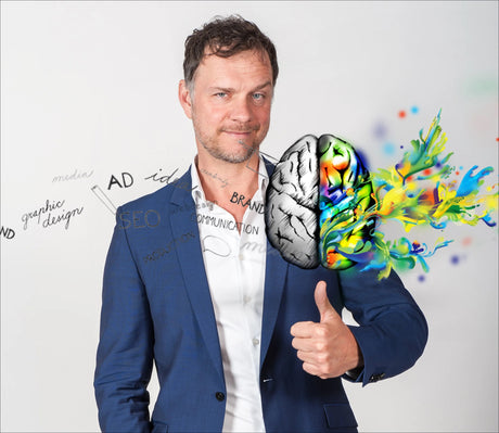 Mensch in Anzug mit digitaler, bunter Gehirn-Illustration, die Kreativität und Innovation symbolisiert.