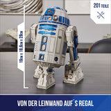 Papiermodell des Star-Wars-R2-D2, 28 cm hoch, 19 cm breit, 18,6 cm tief, auf einem Tisch.