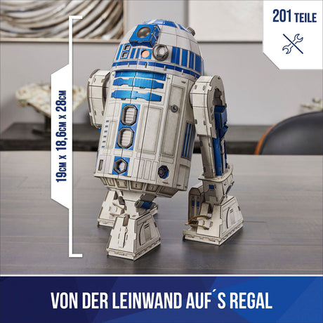 Papiermodell des Star-Wars-R2-D2, 28 cm hoch, 19 cm breit, 18,6 cm tief, auf einem Tisch.