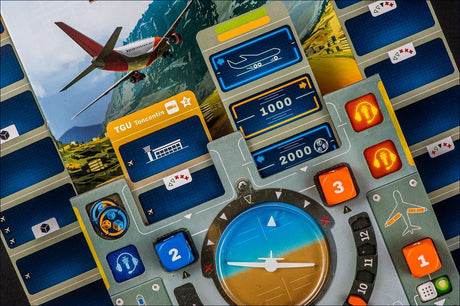 Ein Flugzeug fliegt über ein digitales Fluglotsen-Display mit verschiedenen Anzeigen, Symbolen und Tasten.