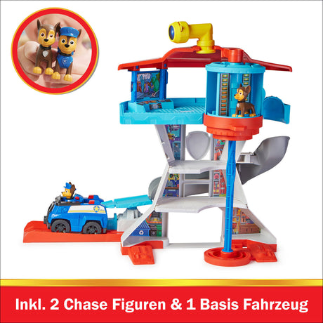 Spielzeug-Parkhaus mit Polizei- und Feuerwehr-Fahrzeugen und Figuren, mit Aufzügen und Rampe.
