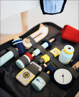 Spielzeug-Ärztetasche mit medizinischen Instrumenten und Zubehör in bunten Farben.