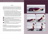 Frau in Yoga-Positionen auf Matte, mit Kissen und Blöcken, in verschiedenen Sitz- und Liegehaltungen.