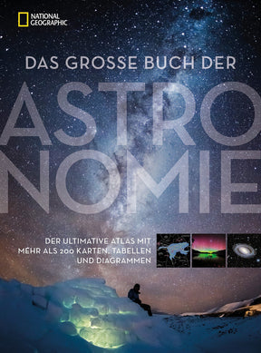 Sterne am Nachthimmel über verschneiter Landschaft mit sitzendem Menschen.