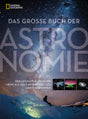 Sterne am Nachthimmel über verschneiter Landschaft mit sitzendem Menschen.