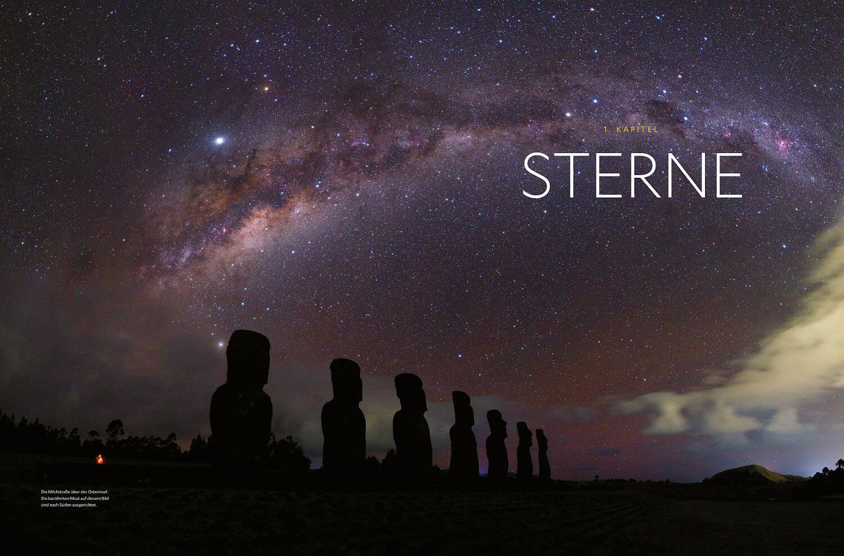 Silhouette der Moai-Statue auf Osterinsel vor Sternenhimmel mit Milchstraße.