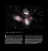 Bild zeigt eine Aufnahme von mehreren Galaxien im Weltall mit Sternen und schwarzen Löchern.