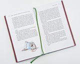 Offenes Buch mit Text, grünem Lesezeichen, Illustration von zwei Mäusen am unteren linken Rand.