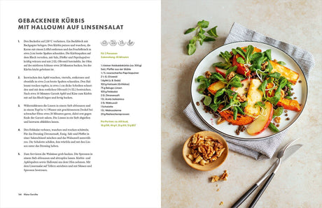 Bunter Salat mit gebackener Kürbis, Halloumi, Apfel, Walnüssen und Linsen auf einem weißen Teller, daneben eine kleine Schale mit 