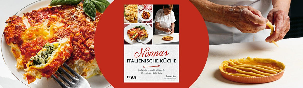 Eine Person formt Teig für Pasta, daneben eine Schale mit ungekochter Pasta; im Hintergrund ein Pizzastück auf einem Teller.