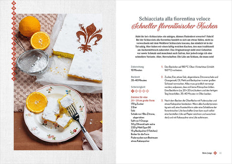 Bodenständiger, mit Puderzucker bestäubter Florentiner-Kuchen mit Orangenscheibe und Zitrone, auf Teller und Küchenutensilien.
