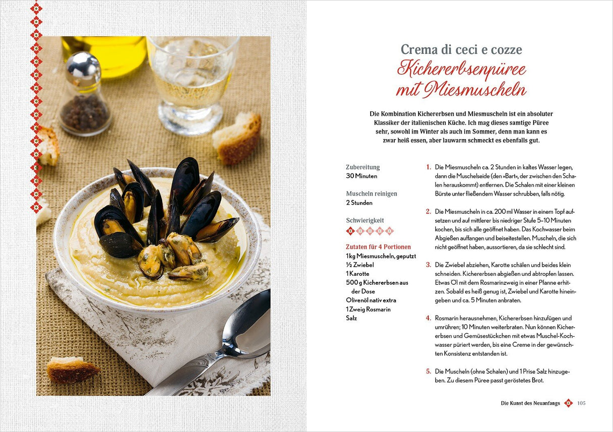 Schüssel mit grünen Muscheln in cremiger Soße, daneben Brotstücke, Glas Wasser, Pfeffer- und Salzstreuer auf Tisch.