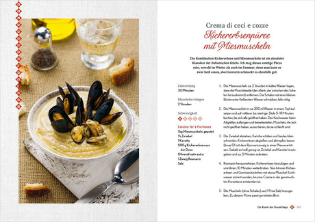 Schüssel mit grünen Muscheln in cremiger Soße, daneben Brotstücke, Glas Wasser, Pfeffer- und Salzstreuer auf Tisch.