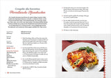 Bilderbeschreibung: Fertiges Crespelle alla fiorentina auf einem weißen Teller mit Basilikum, auf rotem Tisch.