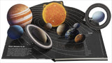 Aufgeschlagenes Buch mit 3D-Modelle des Sonnensystems, inklusive Sonne, Planeten, Saturnring und Sternen.