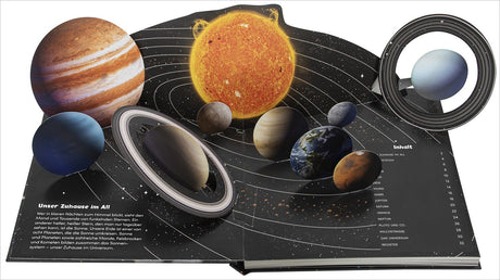 Aufgeschlagenes Buch mit 3D-Modelle des Sonnensystems, inklusive Sonne, Planeten, Saturnring und Sternen.