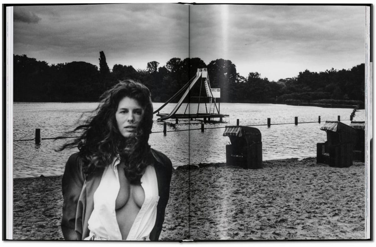 Schwarz-weißes Bild eines Frauenporträts vor einem Wassersee mit Spielplatz im Hintergrund.