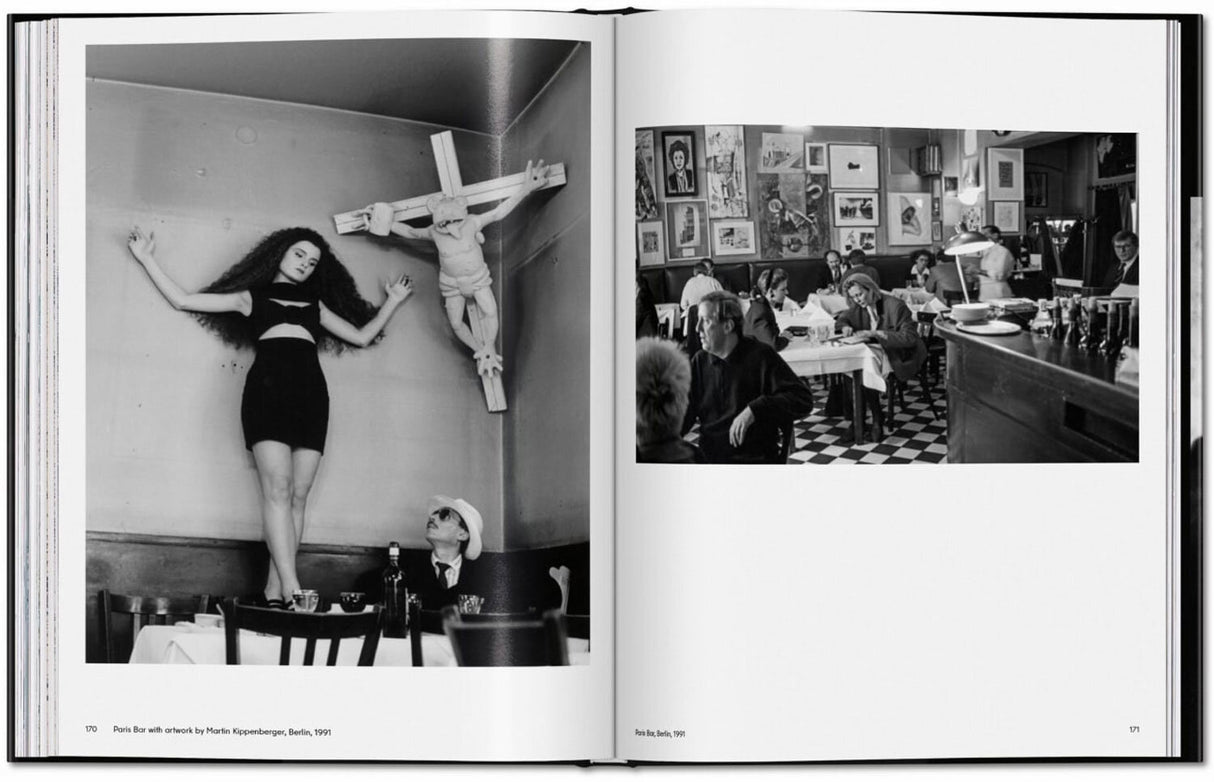 Zwei Schwarz-Weiß-Fotos in einem Buch: links eine Frau mit langen Haaren neben einem Kreuz, rechts eine Menschenmenge