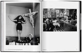 Zwei Schwarz-Weiß-Fotos in einem Buch: links eine Frau mit langen Haaren neben einem Kreuz, rechts eine Menschenmenge