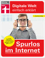 Mensch hält Tablet mit verpixeltem Gesicht vor das Gesicht, Hintergrund unscharf.