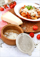 Käse, Tomaten, Pasta mit Parmesan, Basilikum und Tomatenhälften auf einem Holzbrett.