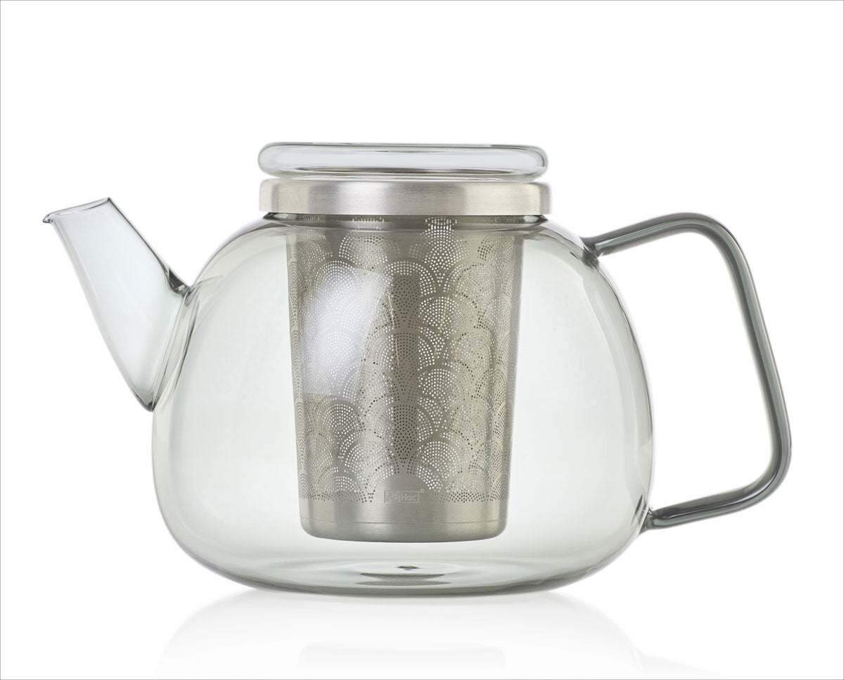 Glas-Kanne mit integriertem Teefilter, transparent, mit Metalldeckel und Griff, auf weißem Hintergrund.