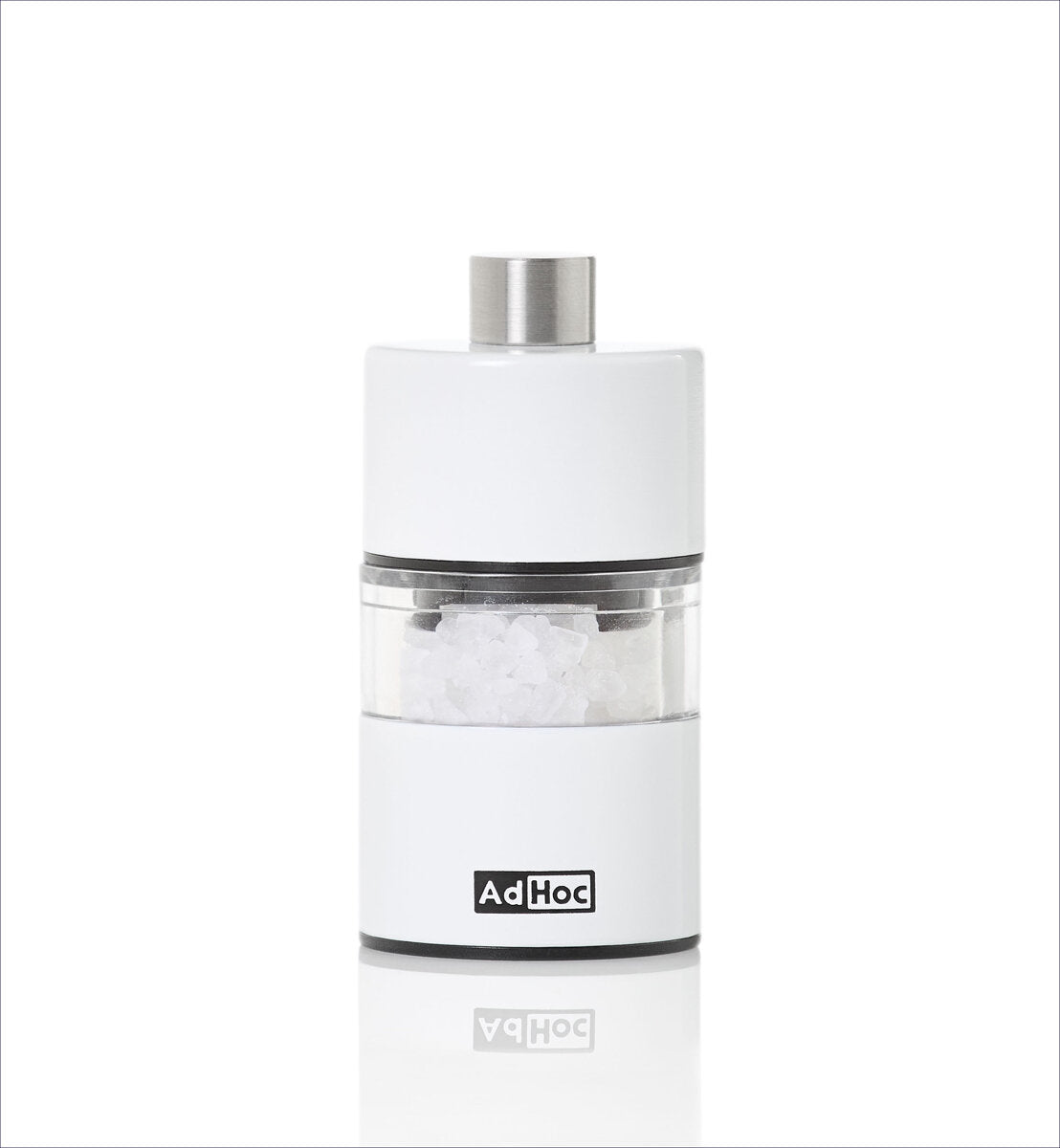 Weiße Salz- oder Pfeffermühle mit silbernem Deckel und transparentem Mittelteil, auf weißem Hintergrund.