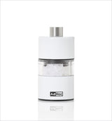 Weiße Salz- oder Pfeffermühle mit silbernem Deckel und transparentem Mittelteil, auf weißem Hintergrund.