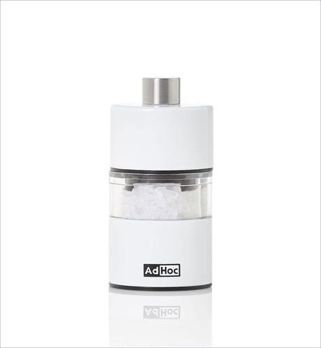 Weiße Salz- oder Pfeffermühle mit silbernem Deckel und transparentem Mittelteil, auf weißem Hintergrund.