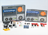 Zwei Verpackungen des FRANZIS Weltempfängers mit Zubehörteilen, Kabeln, Lautsprecher und elektronischen Komponenten.