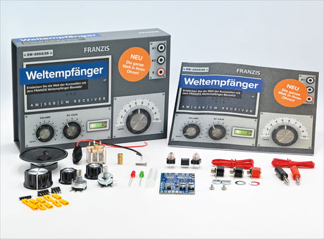 Zwei Verpackungen des FRANZIS Weltempfängers mit Zubehörteilen, Kabeln, Lautsprecher und elektronischen Komponenten.