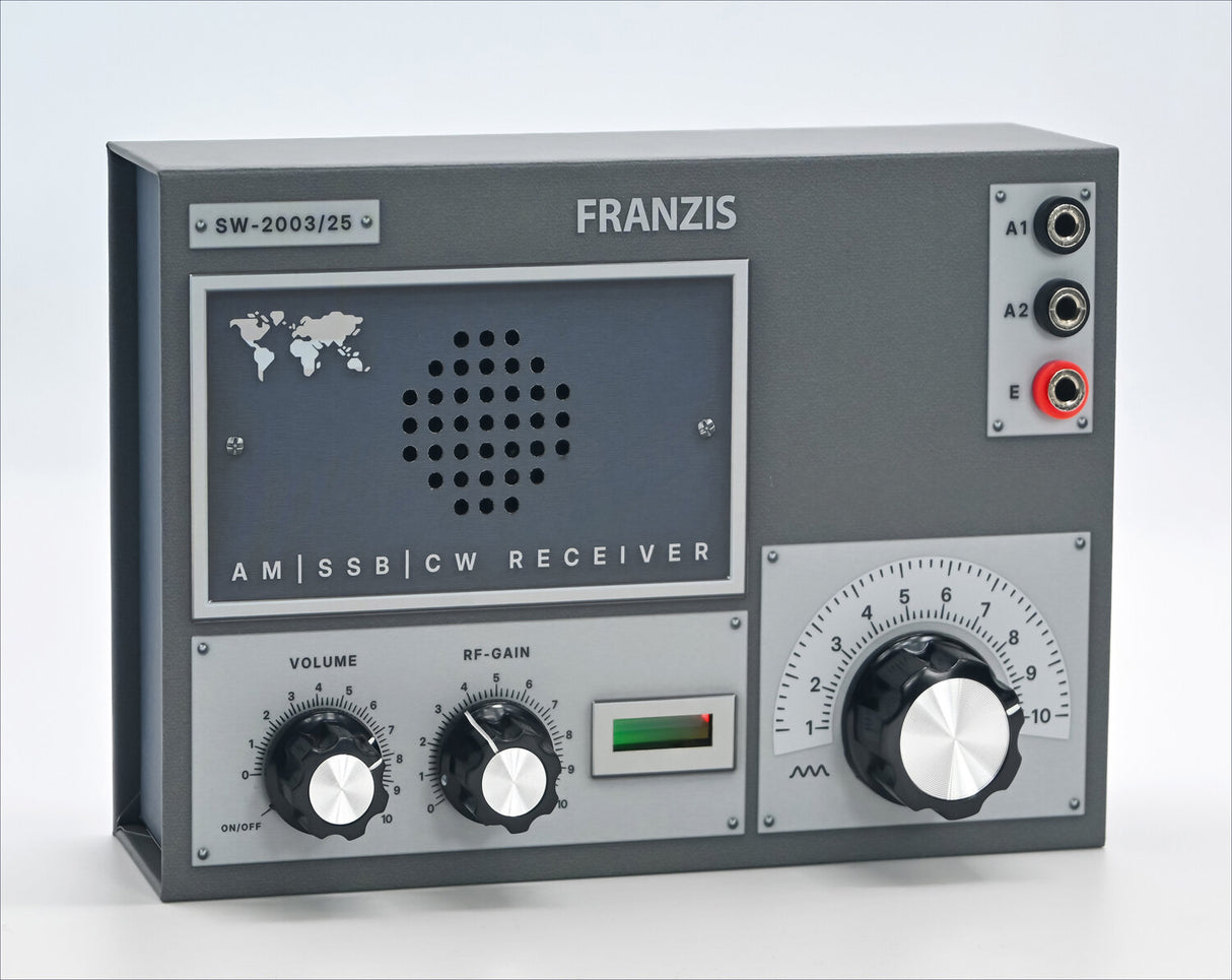 Radiogerät mit Lautsprecher, Drehknöpfen, Anschlüssen und Anzeige, vermutlich für Funk- oder Radioempfang.