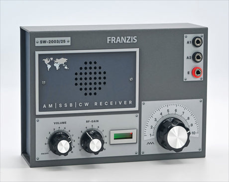Radiogerät mit Lautsprecher, Drehknöpfen, Anschlüssen und Anzeige, vermutlich für Funk- oder Radioempfang.