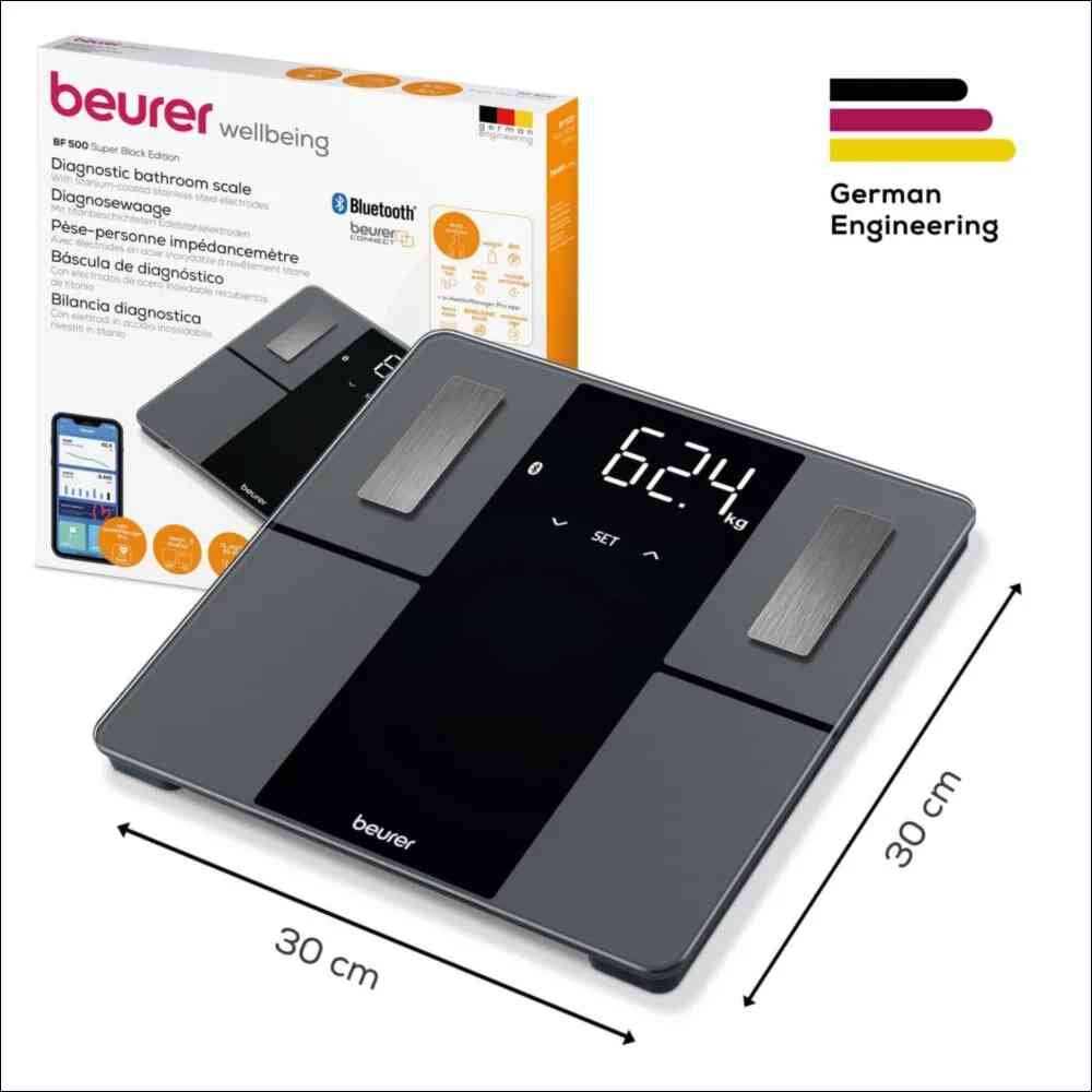 Digitale Personenwaage mit Display, Bluetooth, Maße 30x30 cm, zeigt 62,4 kg. Verpackung im Hintergrund.