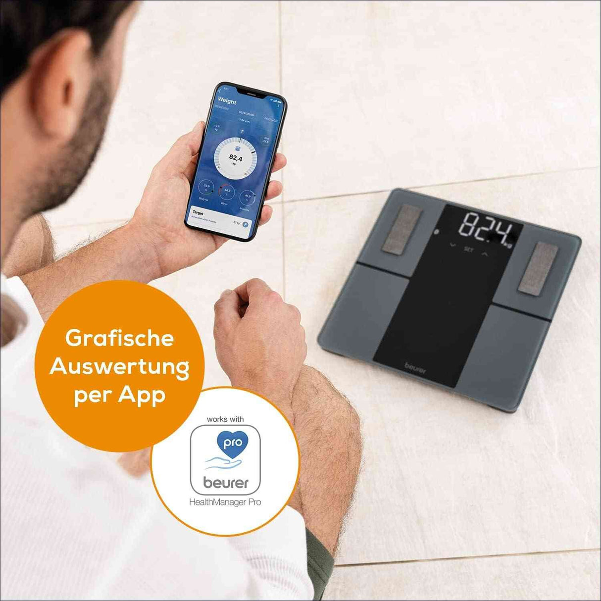 Person hält Smartphone mit Blutzucker-App, Blutzuckermessgerät zeigt 82,4 mg/dl. Text: "Grafische Auswertung per App".