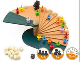 Runden Spielplan mit bunten Figuren, Würfel und weißen Kugeln, für 3-6 oder 6+ Spieler, 20-40 Minuten Spielzeit.