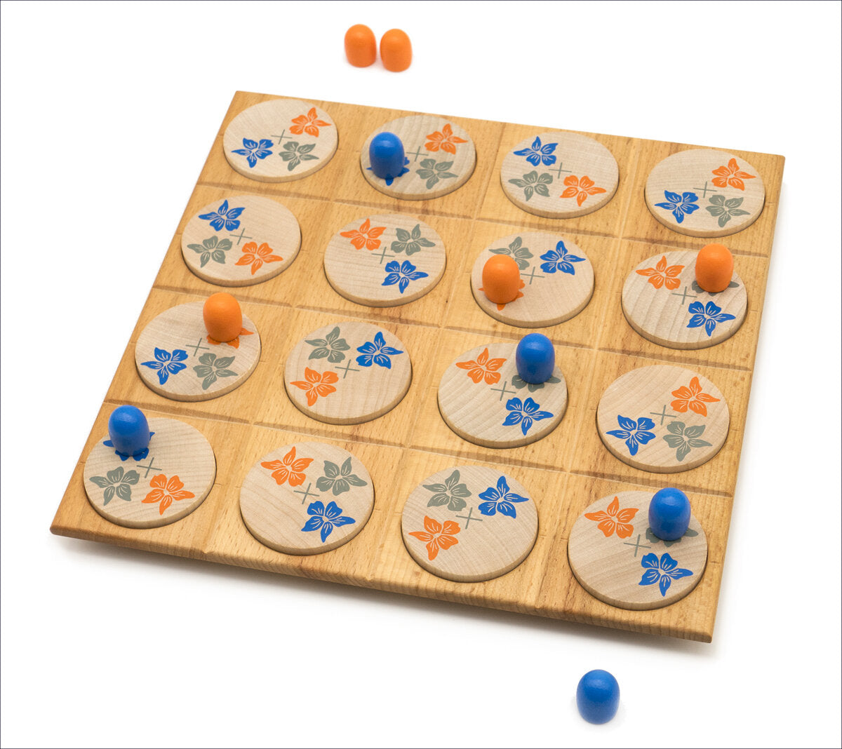 Brettspiel mit runden Holzscheiben, blauen und orangefarbenen Spielfiguren, auf weißem Hintergrund.