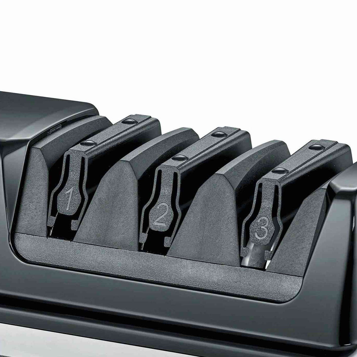 Mehrere schwarze Klammern mit Nummern 1, 2, 3 in einem schwarzen Kunststoffhalter.