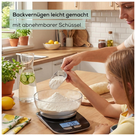 Beurer KS 25 Küchenwaage LE 2026 beim gemeinsamen Backen: Frau und Kind geben Mehl in die abnehmbare Schüssel