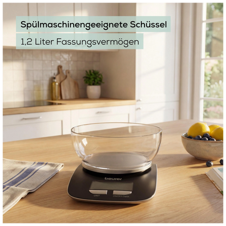 Beurer KS 25 Küchenwaage LE 2026 auf der Küchenarbeitsplatte mit transparenter spülmaschinengeeigneter 1,2-Liter-Schüssel